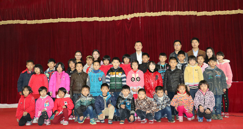 1704263171447472.jpg 人人安康公益助學攜手李銳、應采兒赴湘西龍山茅坪小學,與孩子一起歡度「六一」.jpg